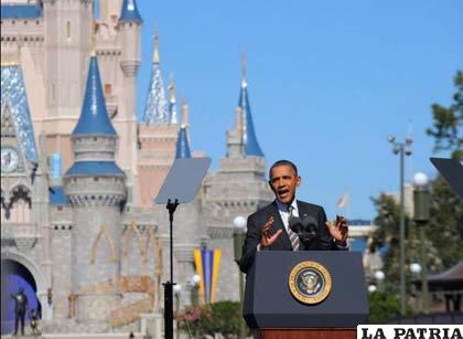 El presidente de EE.UU. Obama presenta plan para turistas en Disney World