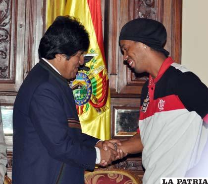 Evo Morales junto a Ronaldinho