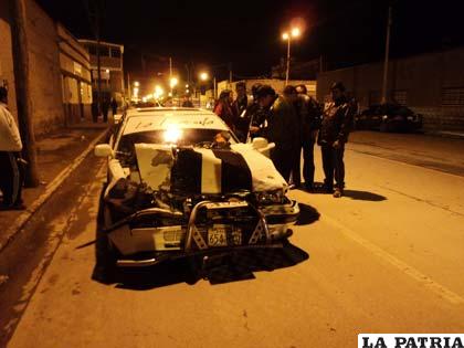 El vehículo particular quedó con daños de mucha consideración después del violento choque