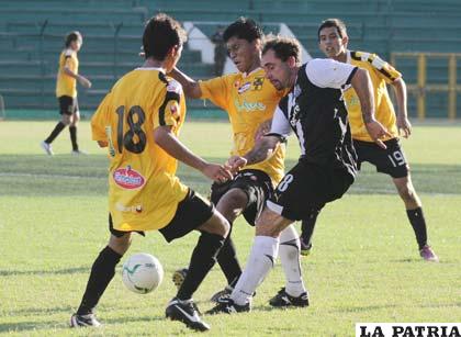 Alex Da Rosa intenta sortear a sus marcadores