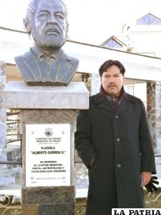 Víctor Montoya junto al busto de Alberto Guerra Gutiérrez