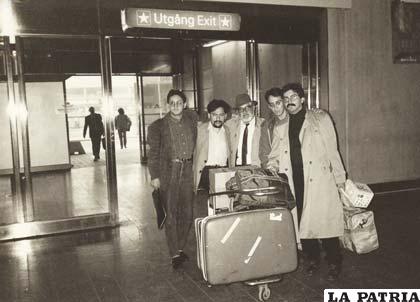 Despedida a Homero Carvalho y Alberto Guerra, en el aeropuerto. De izquierda a derecha: Javier Claure, Víctor Montoya, Alberto Guerra, Ángel Ontiveros y Homero Carvalho