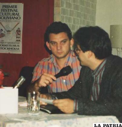 Javier Claure leyendo poesía en la noche cultural del 14 de septiembre de 1991, donde el poeta Edwin Salas era el presentador