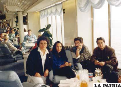 En el barco camino a Finlandia. De izquierda a derecha: Nora Zapata, Ruth Cárdenas, Homero Carvalho y Javier Claure