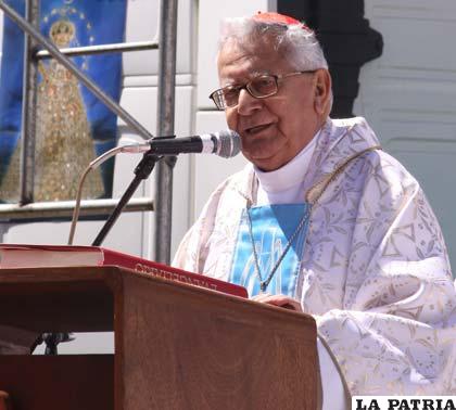 Cardenal Julio Terrazas pide soluciones a conflictos sociales antes que cumplir feriados festivos