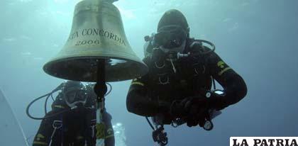 Buzos que continúan búsqueda de los desaparecidos del Concordia
