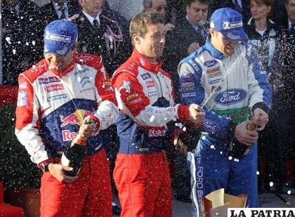 Sebastien Loeb en el podio de vencedores