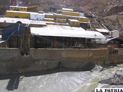 Empresa Minera Huanuni, desecha sus aguas al río (Foto archivo)