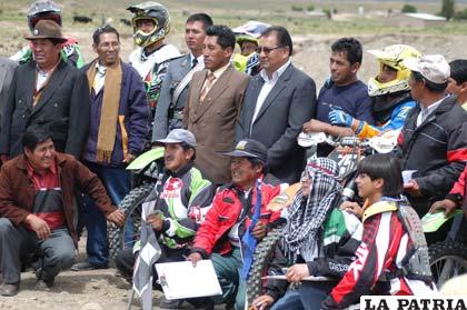 Autoridades políticas, dirigentes y pilotos en la población de Paria