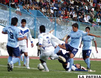 Pasajes del partido entre San José y Bolívar donde se preparan para el torneo liguero