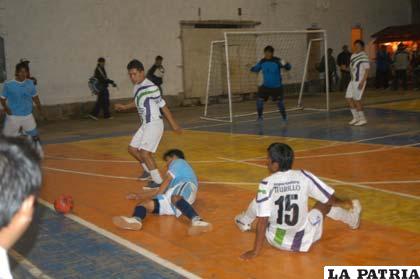 Pasaje de un cotejo del campeonato de fútbol de salón controlado por la Asociación Deportiva de la Administración Pública Oruro