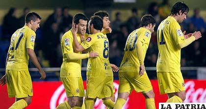 Integrantes del Villarreal festejan uno de los tres tantos convertidos