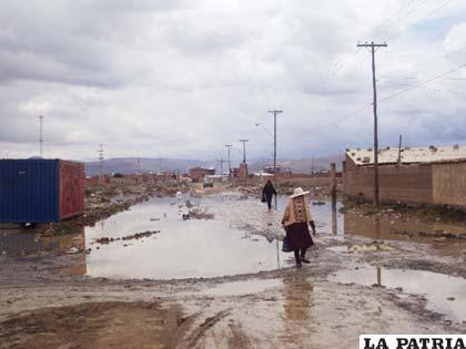 La falta de condiciones de transitabilidad y el riesgo de focos de infección marcan el cotidiano vivir en las zonas periféricas