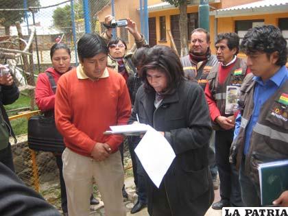 La alcaldesa Pimentel firma el convenio con los vecinos y garantiza el funcionamiento del zoológico