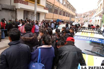Aglomeraciones en puertas de colegios caracterizaron al primer día de inscripciones escolares