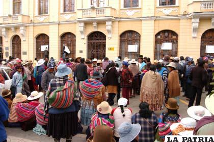 Trabajadores de avance de obra del Municipio, bloqueando accesos a la Plaza 10 de Febrero