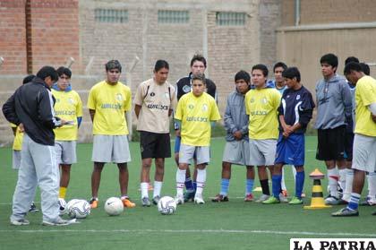 Jugadores de Oruro Royal, reciben instrucciones de Williams Ramallo