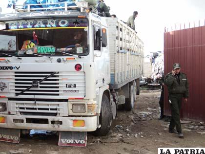 El camión de la Aduana ingresa de retro a depósitos aduaneros, trasladando la mercadería recuperada