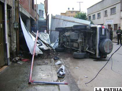 El vehículo volcado junto al poste de alumbrado público