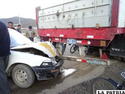 El protector trasero del tráiler, tuvo mucho que ver para que el conductor de la vagoneta no tenga lesiones en su humanidad