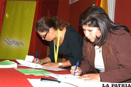 La gerente de la Fundación Estás Vivo, Claudia Cárdenas y la alcaldesa Rossío Pimentel firman el convenio interinstitucional