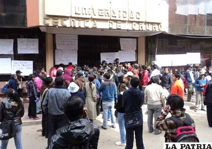 Los estudiantes reclamaron en la puerta del rectorado, que les faciliten más plazas para la universidad