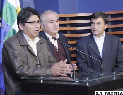 Ministro de Salud Juan Carlos Calvimontes junto a autoridades nacionales