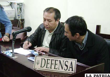 Santos Ramírez (izquierda) junto a su abogado defensor durante la audiencia por el caso Catler-Uniservice
