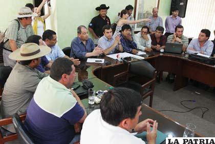 Con la firma de un acuerdo se pone un alto al conflicto por los campos petroleros Margarita y Huacaya