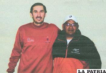 El entrenador internacional Monroy junto a Pedro Valda que fue reelecto