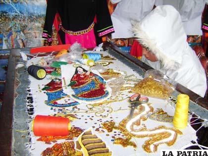 Bordados son trabajados con mucho detalle para resaltar el Carnaval de Oruro