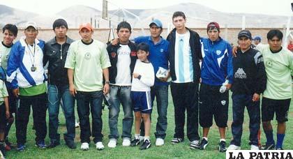 Jugadores de San José junto al cuerpo técnico de la Escuela AFIZ