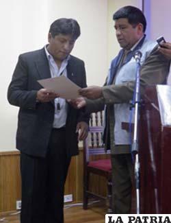 Alcalde electo de Pazña recibe su credencial de manos del presidente del TEDO