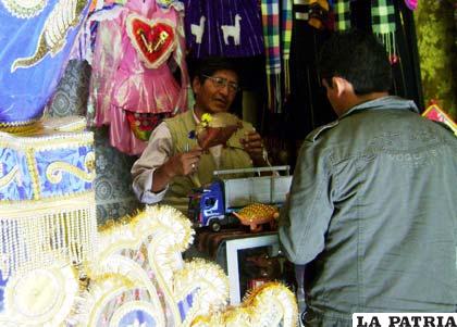 Bordadores se especializan en la confección de los trajes del Carnaval de Oruro 