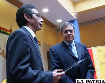 El Cónsul General de Chile, Jorge Canelas Ugalde, recibió del ministro Groux la invitación para su país como invitado de honor de Bolivia-Lab