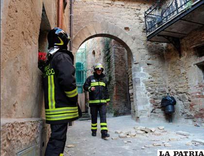 Miembros del cuerpo de bomberos italiano comprueban el estado de unos edificios tras un terremoto
