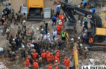 Bomberos y rescatistas continúan en la búsqueda de víctimas en el derrumbe de tres edificios en Río de Janeiro