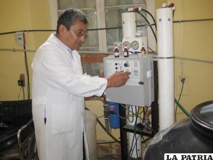 El nefrólogo del Hospital General, Carlos Cáceres, junto una máquina que está paralizada desde el pasado año