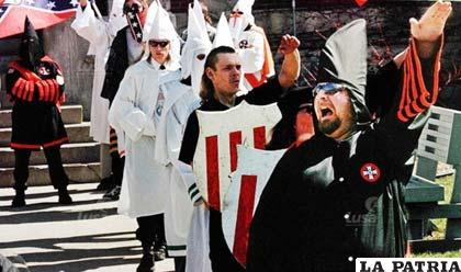 Miembros del Ku Klux Klan y neonazis se oponen a la mezcla de razas
