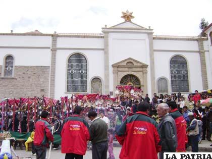 Los devotos de la Virgen del Socavón se congregan frente al Santuario donde se la venera