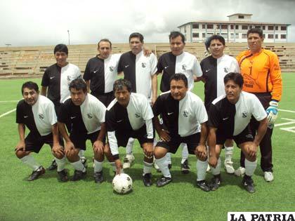 Jugadores de Oruro Royal equipo campeón