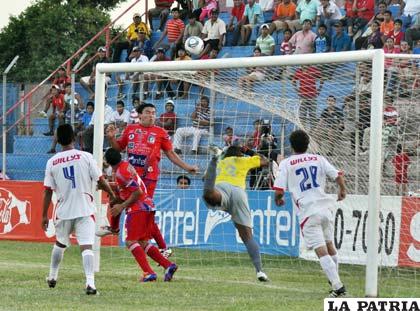 Una acción del partido de La Paz FC ante Guabirá