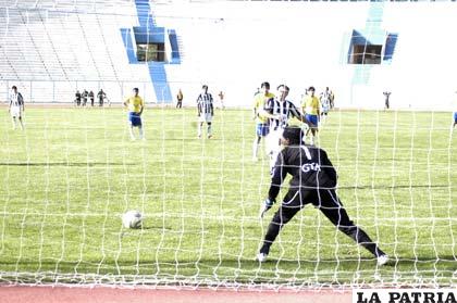 Alex da Rosa anotó los dos goles de penal para Oruro Royal