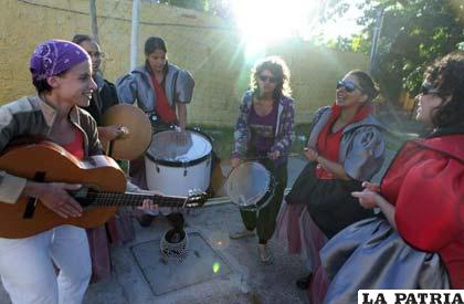 Integrantes de la murga “Cero Bola” participan en un ensayo, en Montevideo (Uruguay)
