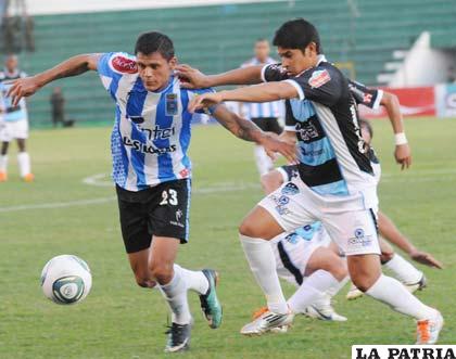 Oscar Díaz domina el balón ante la marca de sus adversarios