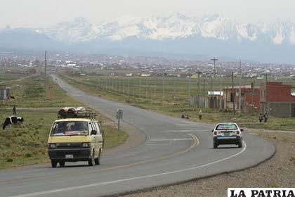 Carretera que une a los departamentos de Oruro y La Paz