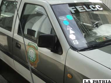 Daño con botella en el parabrisas del vehículo de la Felcc