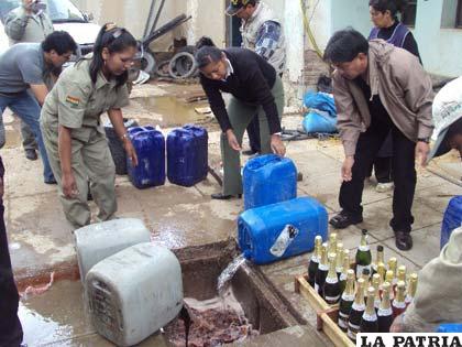 Funcionarios del Senasag, derramando al alcantarillado bebidas que infringen normas establecidas