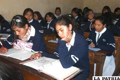 Principal trabajo de la Dirección de Educación incorporar la nueva malla curricular