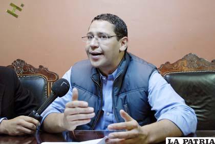 Tomás Monasterio diputado de Convergencia Nacional culpa de la crisis de su partido, al partido de gobierno